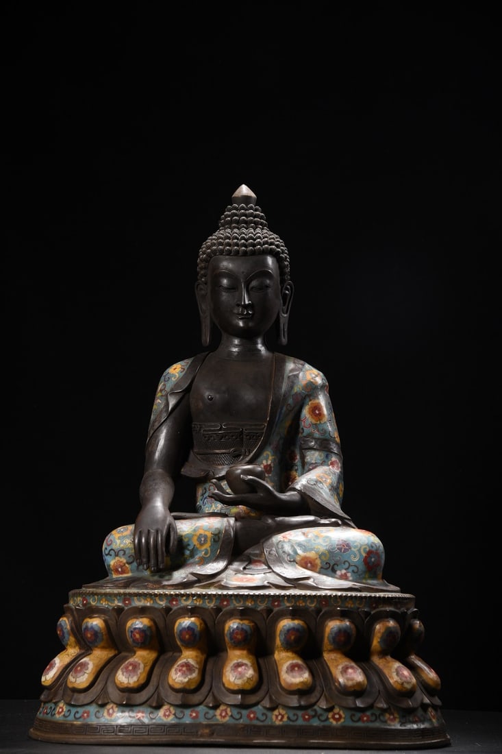 An Exquisite Cloisonne Statue of Sakyamuni: An Exquisite Cloisonne Statue of Sakyamuni Qing Dynasty, China Size:65cmx45cmx33cm Weight:17kg (The Dimensions Of All Batches Are Manually Measured.If You Need More Detailed Information, Please