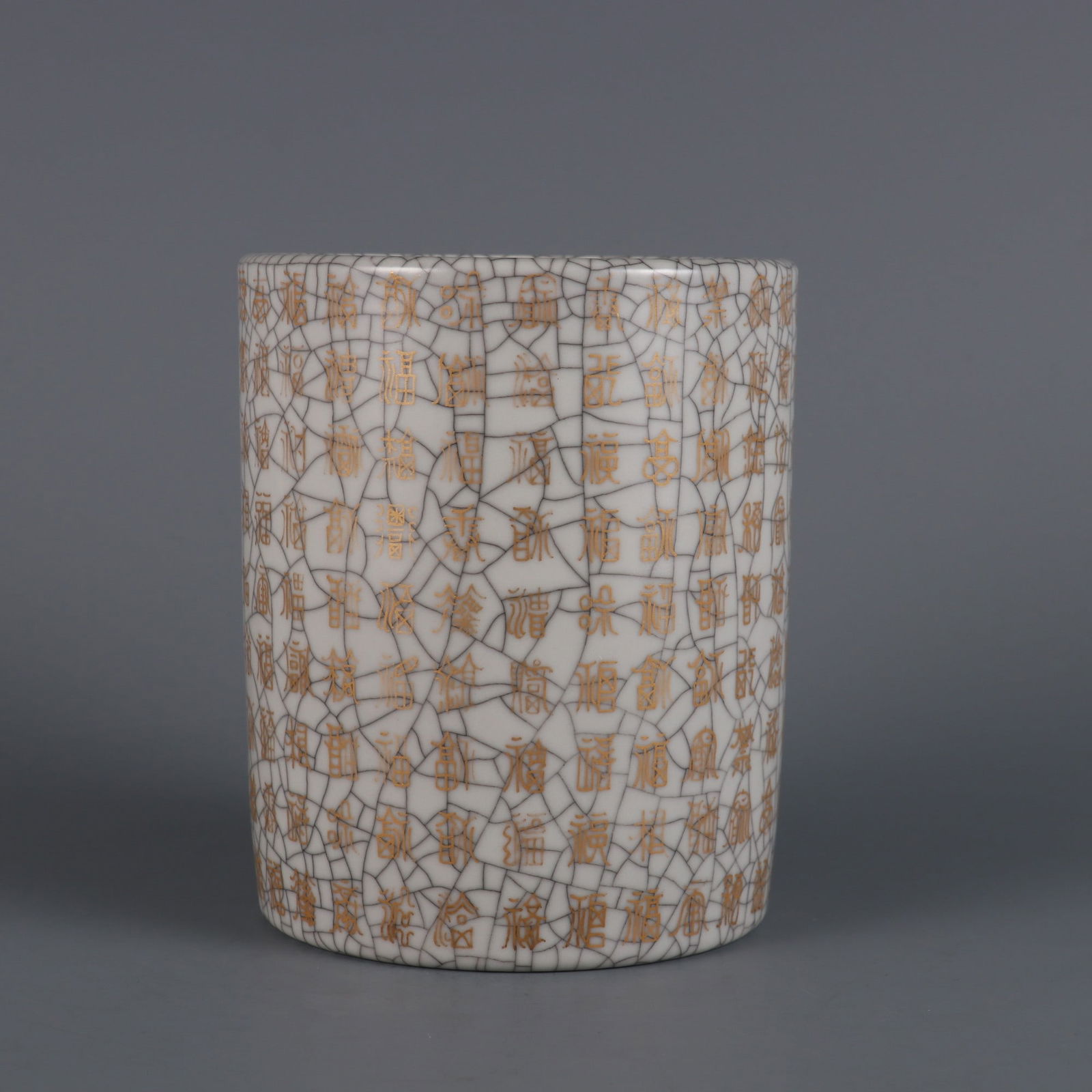 An Exquisite Ge yao Painted Gold Brush Pot: An Exquisite Ge yao Painted Gold Brush Pot Qing Dynasty, China Size:12cmx10cm (The Dimensions Of All Batches Are Manually Measured.If You Need More Detailed Information, Please Contact Our Customer