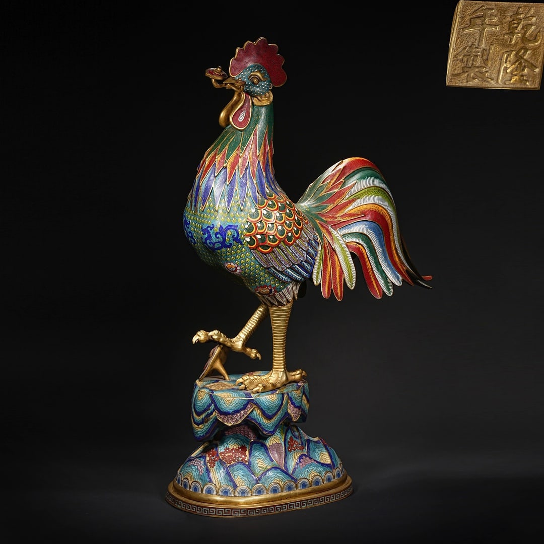 An Exquisite Cloisonne Rooster Ornament: An Exquisite Cloisonne Rooster Ornament Qing Dynasty, China Qianlong Four-character Mark Size:73cmx52cm Weight:17kg (The Dimensions Of All Batches Are Manually Measured.If You Need More Detailed