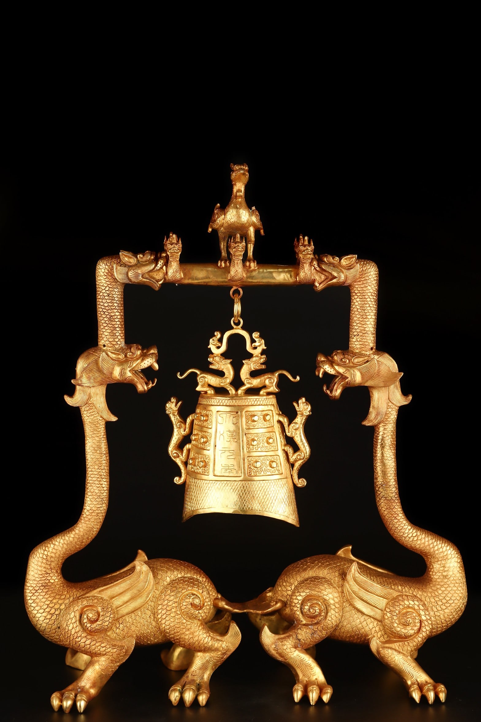 An Exquisite Gilt Bronze Dragon Pattern Ornament (1 of 9)