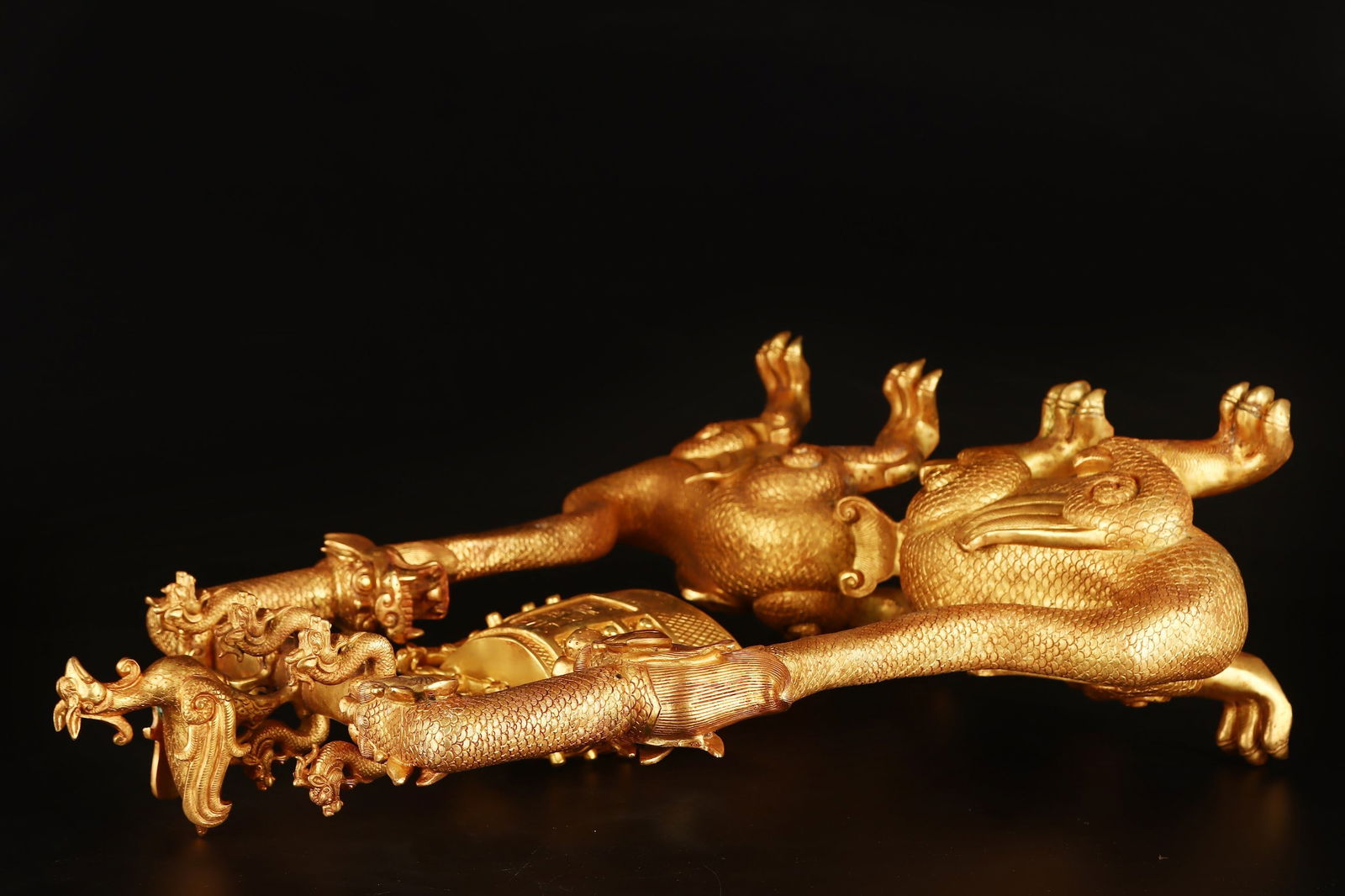 An Exquisite Gilt Bronze Dragon Pattern Ornament - 7
