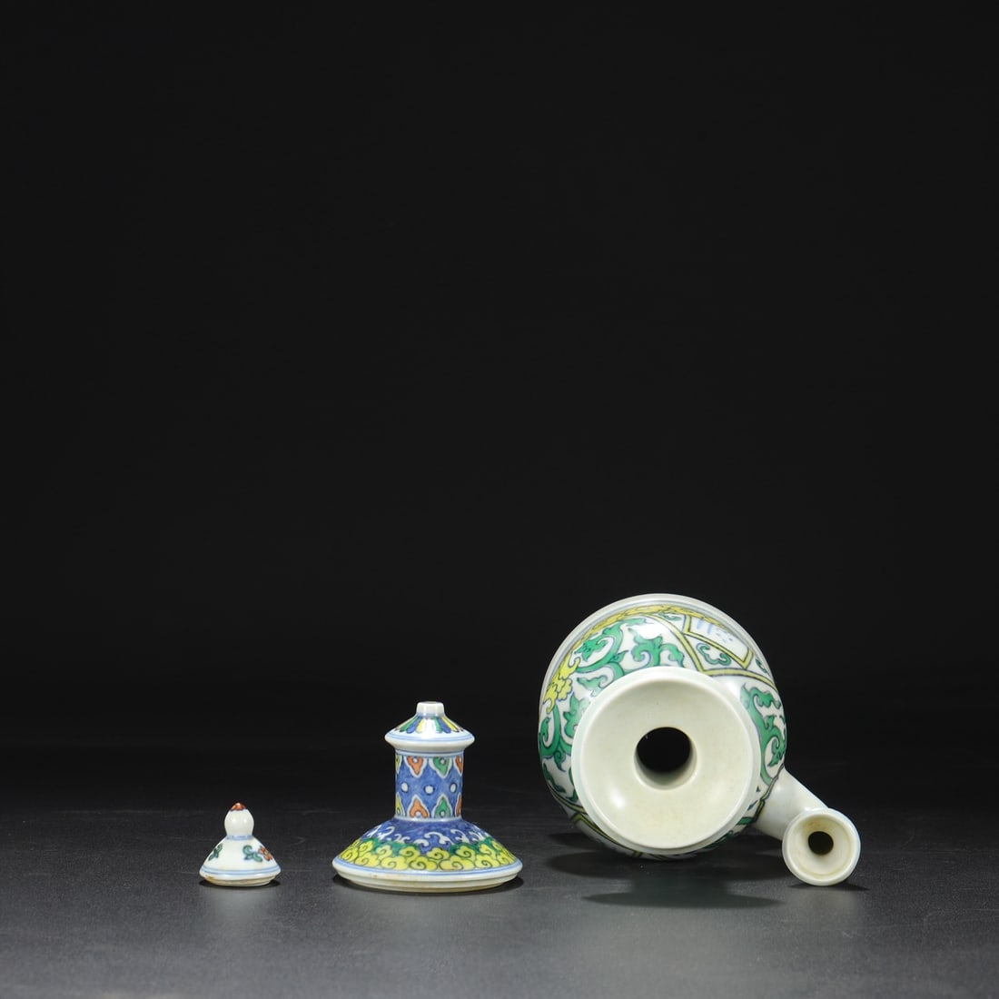 An Exquisite Wucai Lotus Pattern Ewer - 4