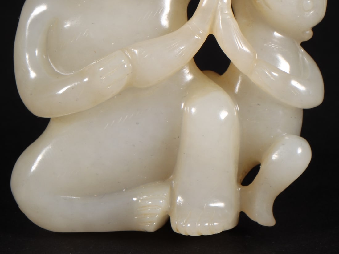 An Exquisite White Jade Monkey Ornament - 5