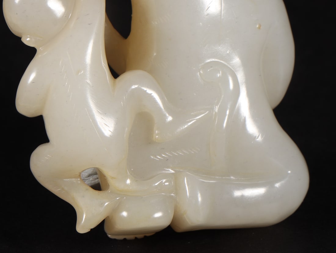 An Exquisite White Jade Monkey Ornament - 8