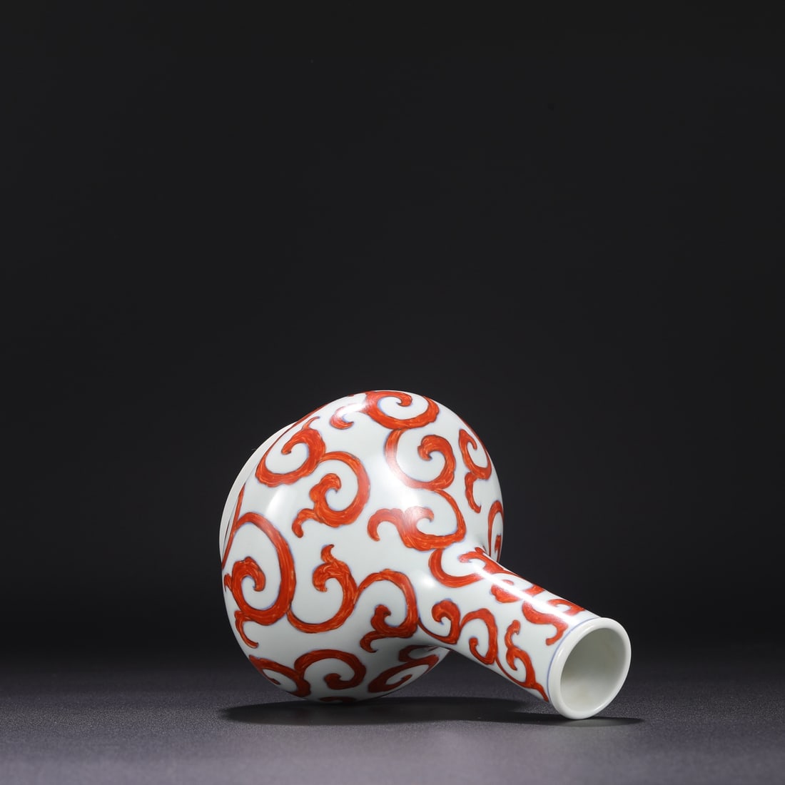 An Exquisite Iron-Red Lotus Pattern Vase - 5