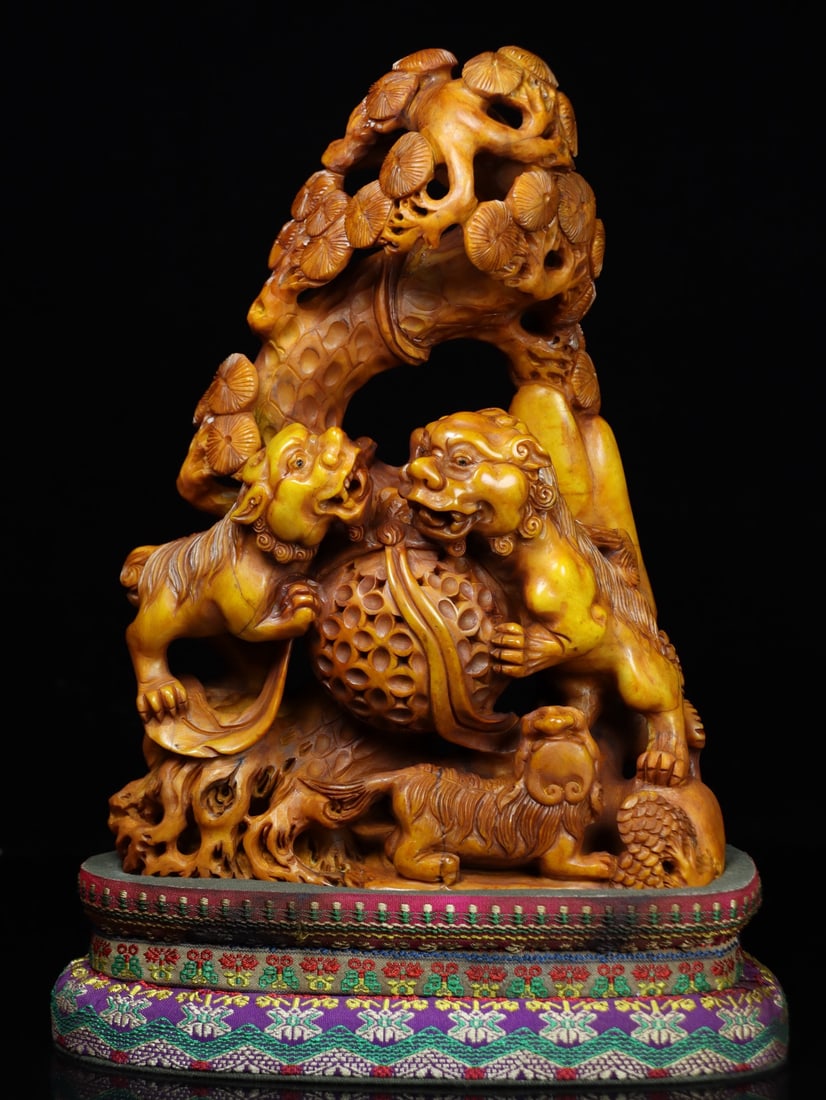 An Exquisite Tianhuang Stone Lion Pattern Ornament (1 of 9)