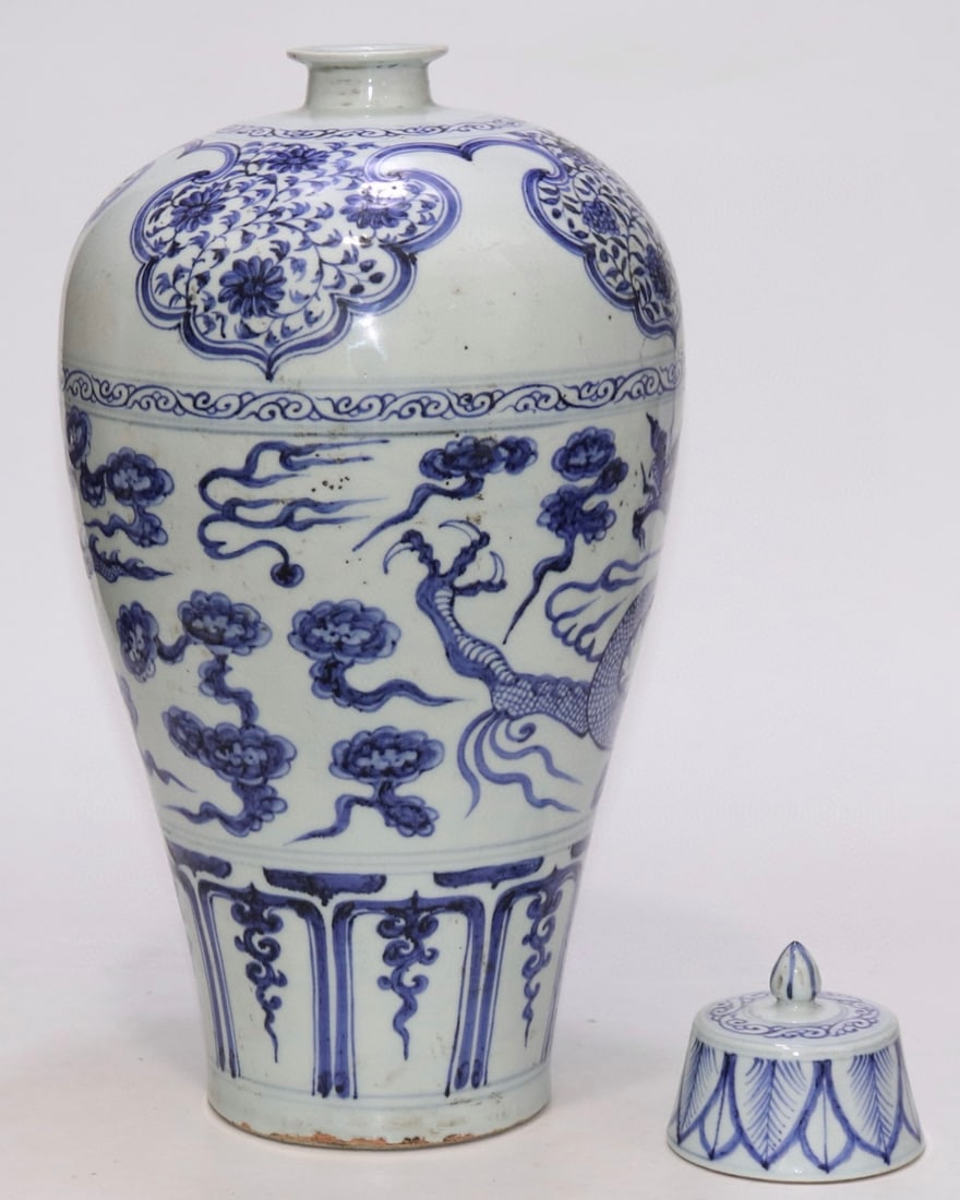An Exquisite Blue and White Flower Pattern Dragon Pattern Vase - 5