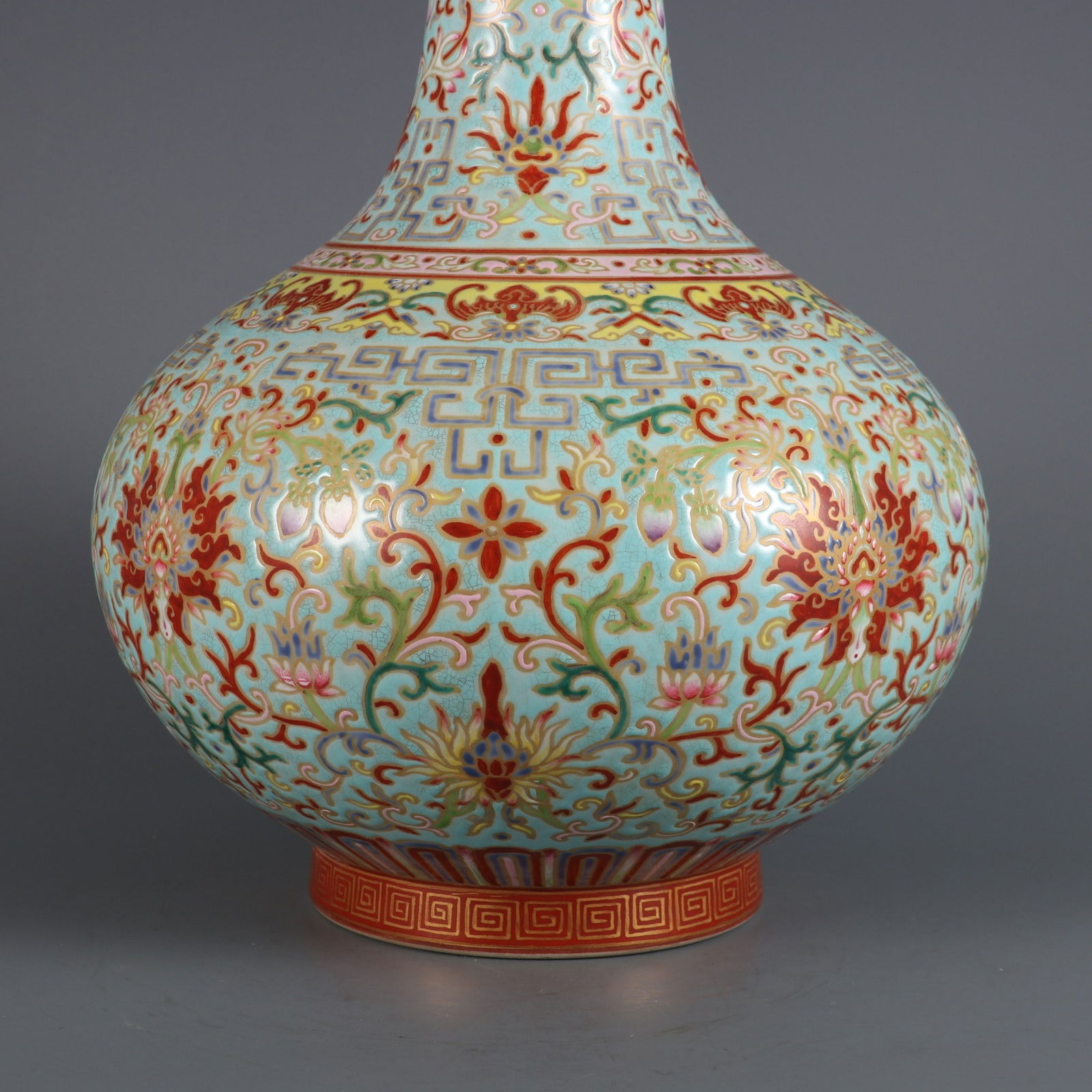 An Exquisite Enamel Bats and Peach Pattern Lotus Pattern Vase - 4