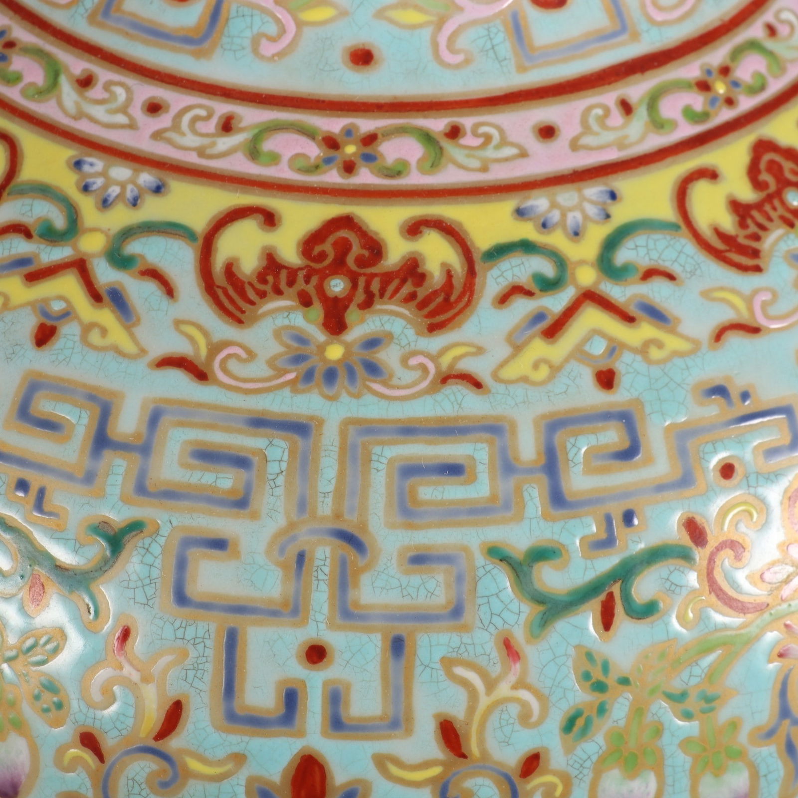 An Exquisite Enamel Bats and Peach Pattern Lotus Pattern Vase - 5