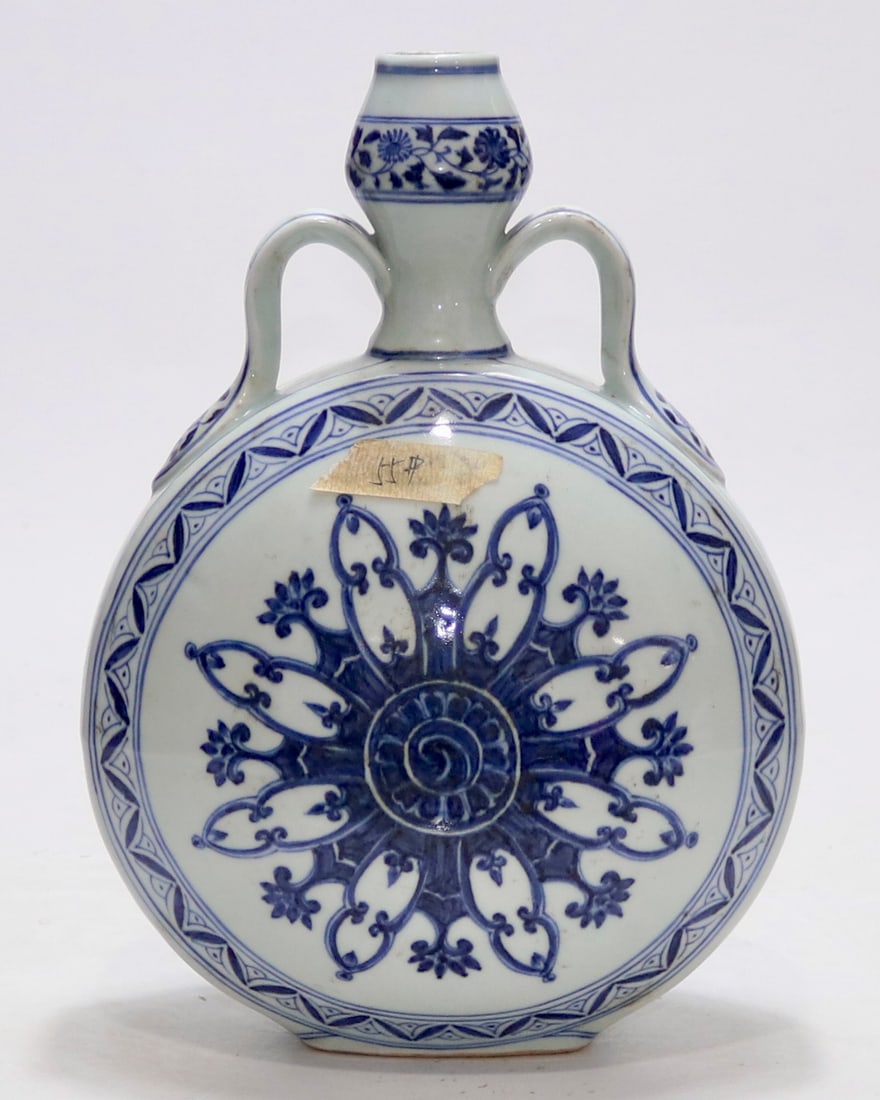 An Exquisite Blue and White Lotus Pattern Double-Ears Vase: An Exquisite Blue and White Lotus Pattern Double-Ears Vase Ming Dynasty, China Size:29cm (The Dimensions Of All Batches Are Manually Measured.If You Need More Detailed Information, Please Contact