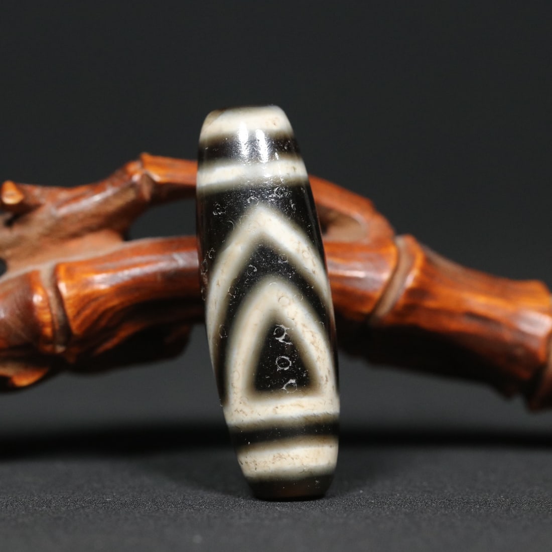 An Exquisite Dzi Bead Pendant: An Exquisite Dzi Bead Pendant Qing Dynasty, China Size:3.7cmx1.2cm Weight:8.2g (The Dimensions Of All Batches Are Manually Measured.If You Need More Detailed Information, Please Contact Our