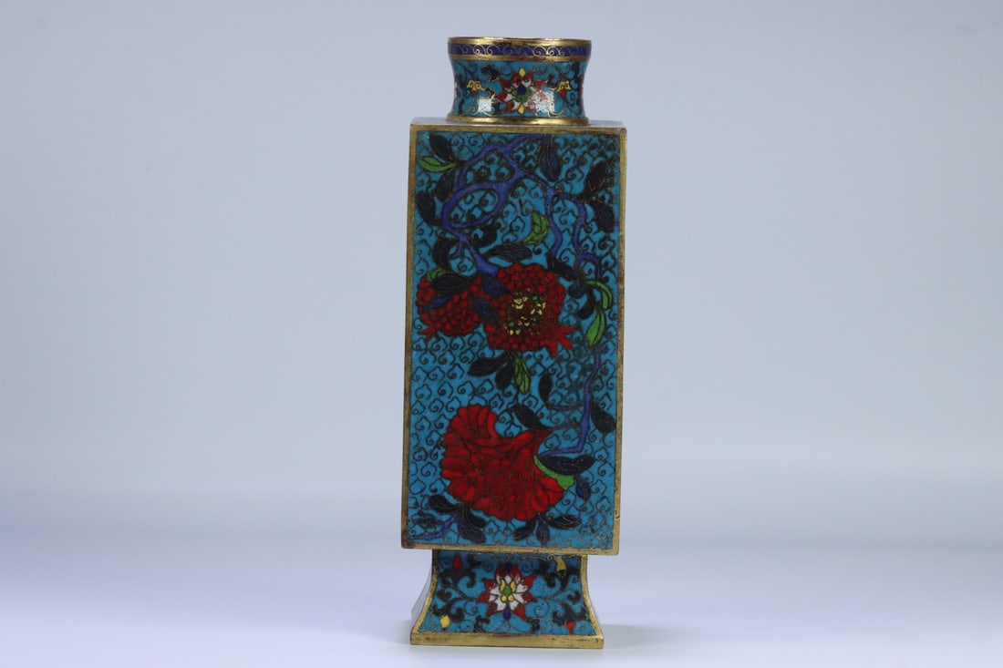 An Exquisite Cloisonne Lotus Pattern Vase: An Exquisite Cloisonne Lotus Pattern Vase Ming Dynasty, China Jingtai Four-character Mark Size:26.7cmx9.6cmx9.6cm Weight:1575g (The Dimensions Of All Batches Are Manually Measured.If You Need More