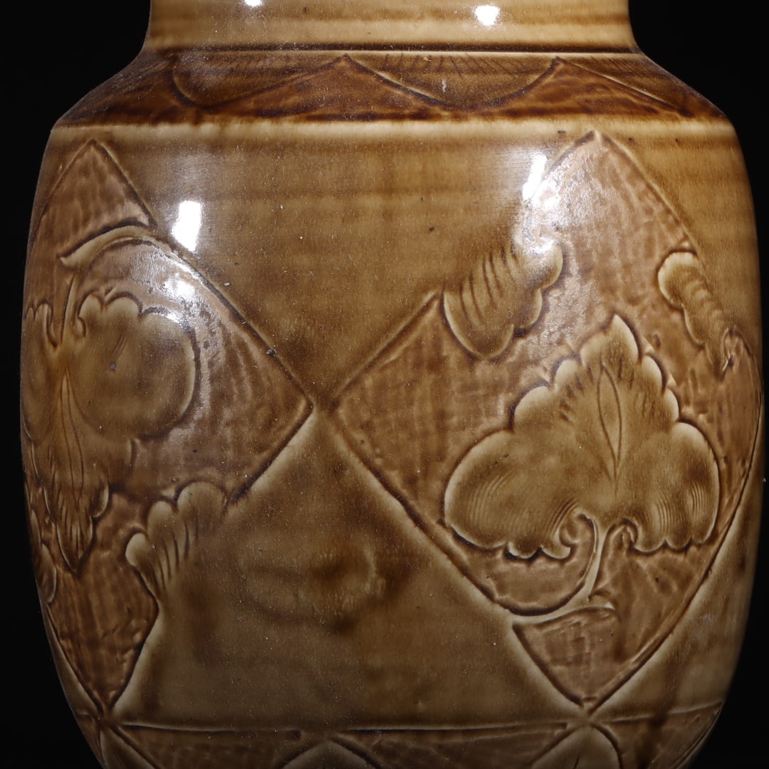 An Exquisite Ding yao Flower Pattern Jar - 4