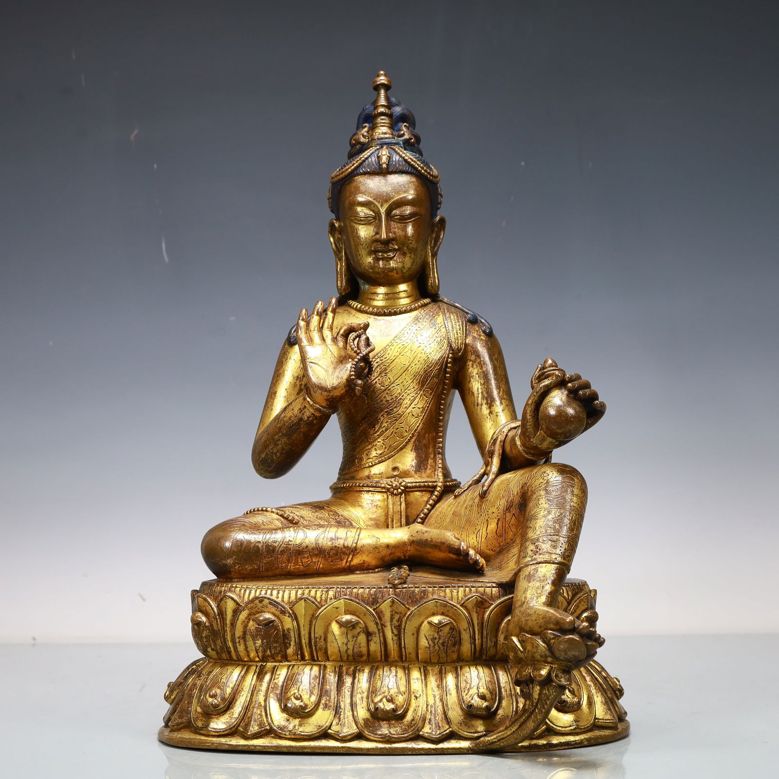 A Exquisite Gilt Bronze Statue of Avalokitesvara: A Exquisite Gilt Bronze Statue of Avalokitesvara Ming Dynasty, China Size:25cmx18cmx40cm Weight:7350g (The Dimensions Of All Batches Are Manually Measured.If You Need More Detailed Information,