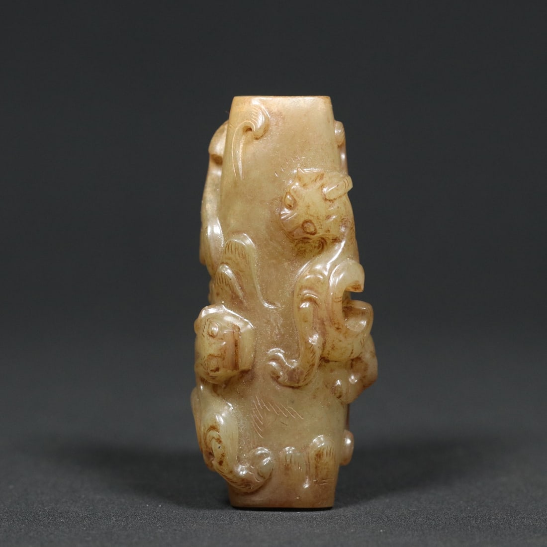 An Exquisite White Jade Chi-Dragon Pattern Pendant: An Exquisite White Jade Chi-Dragon Pattern Pendant Han Dynasty, China Size:6.1cmx2.8cmx2cm Weight:45.3g (The Dimensions Of All Batches Are Manually Measured.If You Need More Detailed Information, Plea