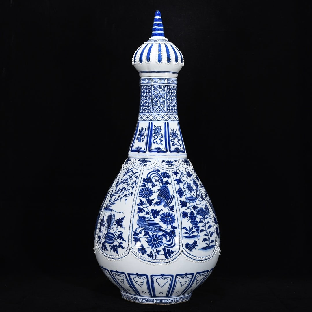 An Exquisite Blue and White Flower and Bird Pattern Vase: An Exquisite Blue and White Flower and Bird Pattern Vase Yuan Dynasty, China Size:64cmx28cm (The Dimensions Of All Batches Are Manually Measured.If You Need More Detailed Information, Please