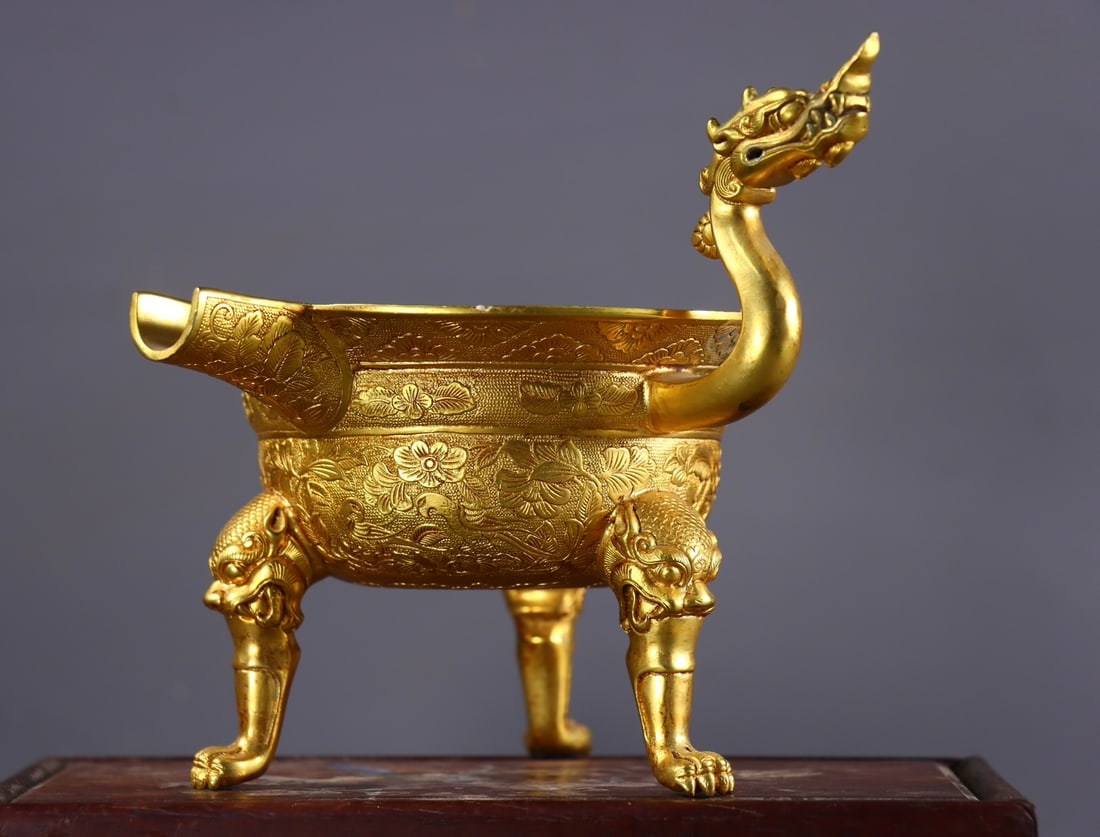 An Exquisite Gilt Bronze Flower Pattern Tripod Cup - 3