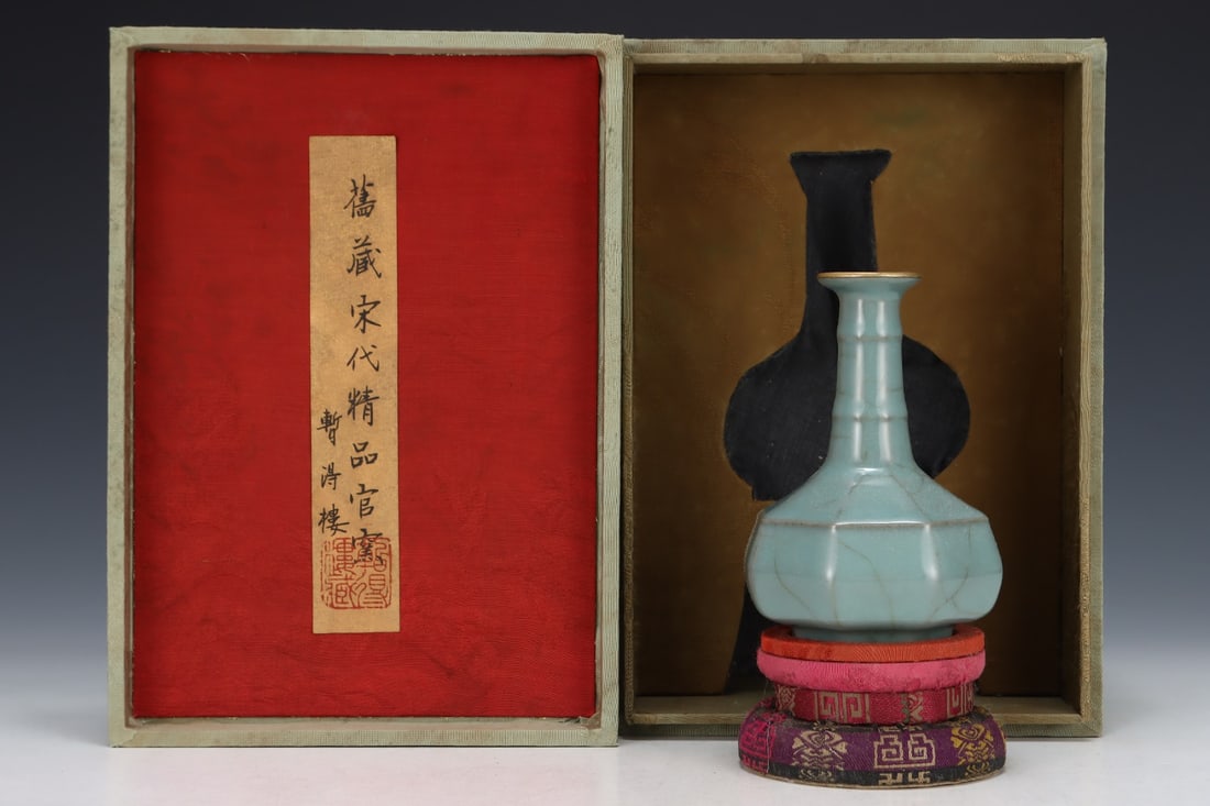 An Exquisite Guan yao Vase: An Exquisite Guan yao Vase Song Dynasty, China Size:12.5cmx8.8cm (The Dimensions Of All Batches Are Manually Measured.If You Need More Detailed Information, Please Contact Our Customer Service Before