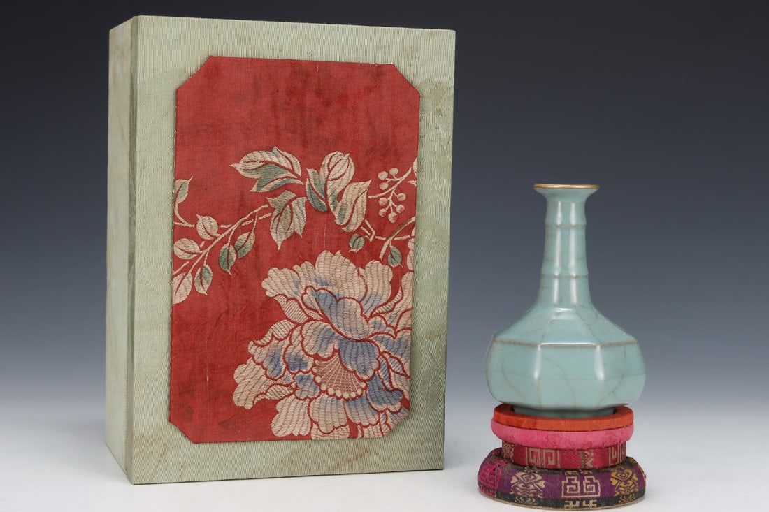 An Exquisite Guan yao Vase - 2