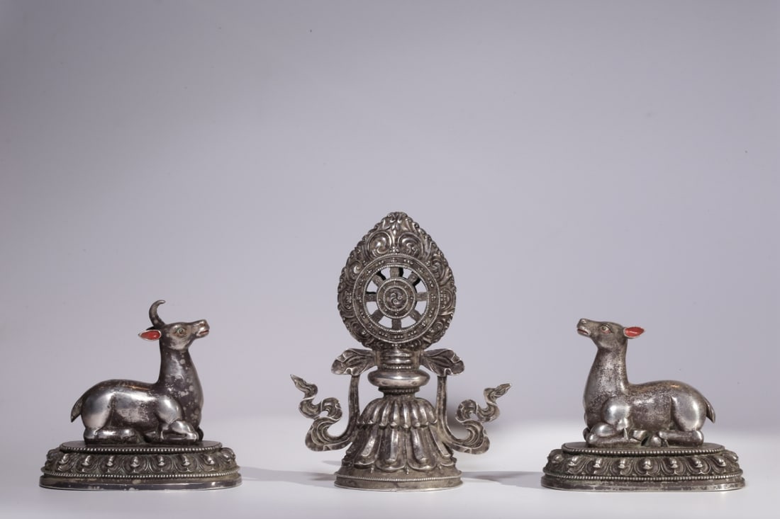A Set of Fine Bronze Inlaid Silver Deer Ornament: A Set of Fine Bronze Inlaid Silver Deer Ornament Qing Dynasty, China Size:17cmx14cmx7.8cm Weight:2063g (The Dimensions Of All Batches Are Manually Measured.If You Need More Detailed Information,