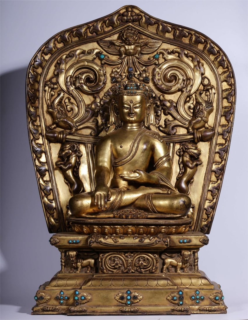 A backlit seated statue of the Buddha in copper gilt in the Qing Dynasty (1 of 14)