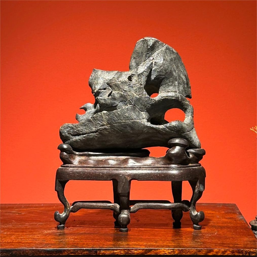 A piece of exquisite Taihu stone: Exquisite Taihu Lake stone Size:H:18cmW:15cmT:5cm (The Dimensions Of All Batches Are Manually Measured.If You Need More Detailed Information, Please Contact Our Customer Service Before Bidding.)