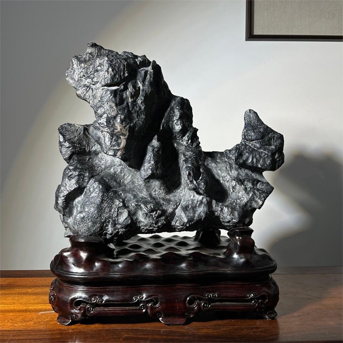 A beautiful Lingbi stone peak: Exquisite Lingbi Stone Peak Size:H:52cmW:46cmT:22cm (The Dimensions Of All Batches Are Manually Measured.If You Need More Detailed Information, Please Contact Our Customer Service Before Bidding.)