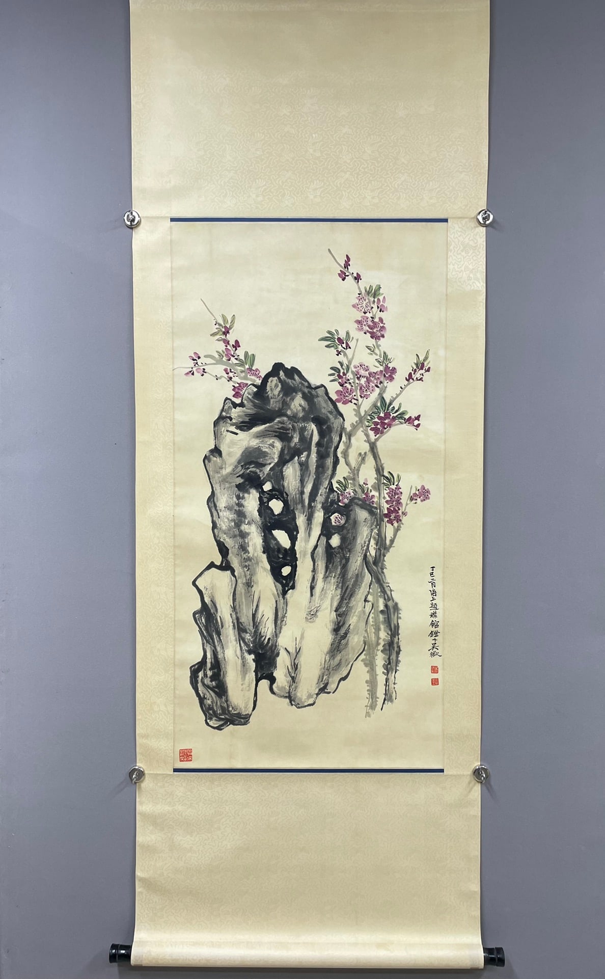 A painting of Wu Zheng's flowers: Wu Zheng's flower calligraphy and paintings Size:106x53cm (The Dimensions Of All Batches Are Manually Measured.If You Need More Detailed Information, Please Contact Our Customer