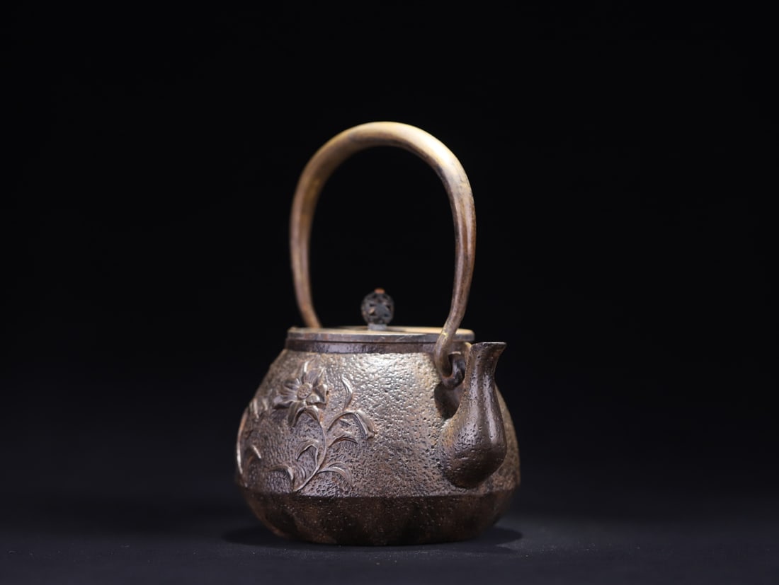 A Japanese lotus pattern old iron kettle - 2