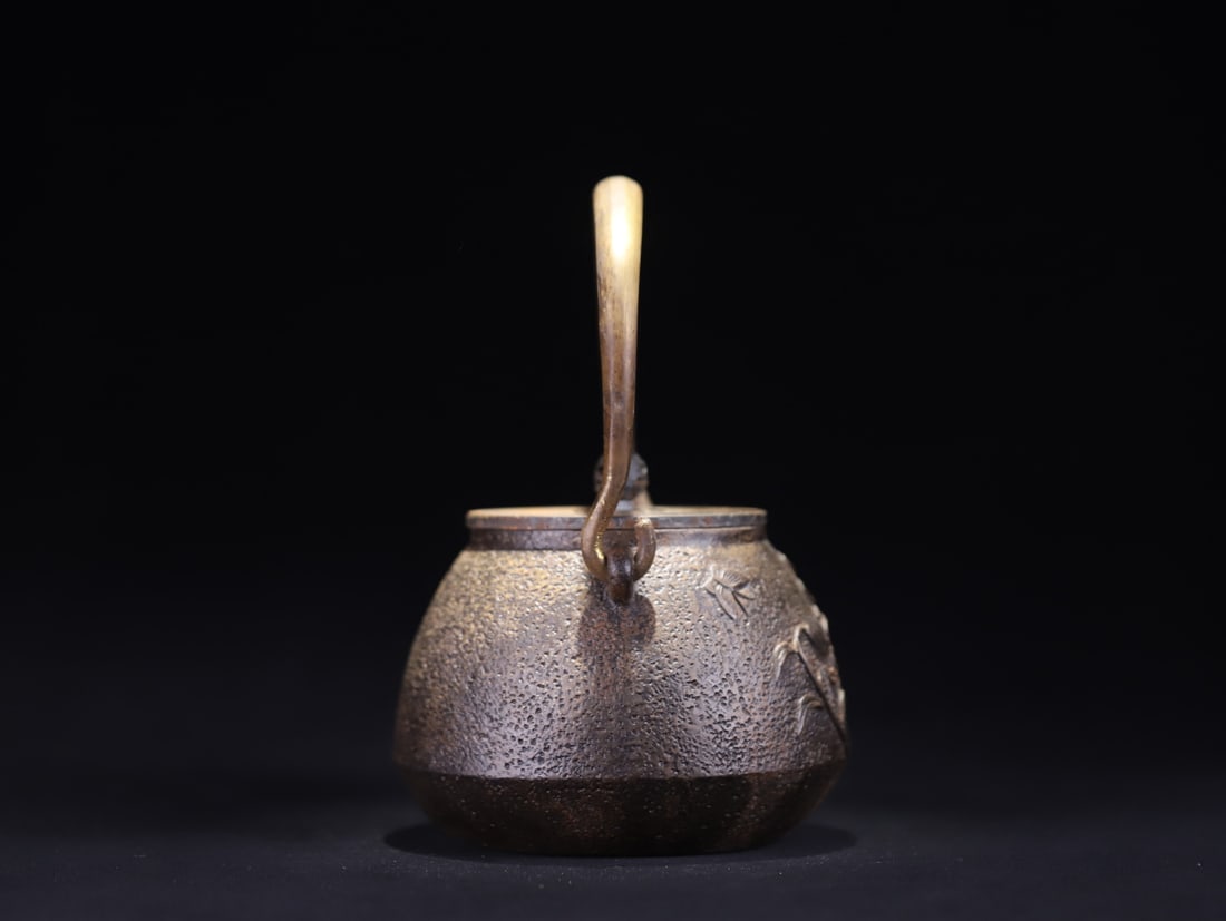 A Japanese lotus pattern old iron kettle - 4