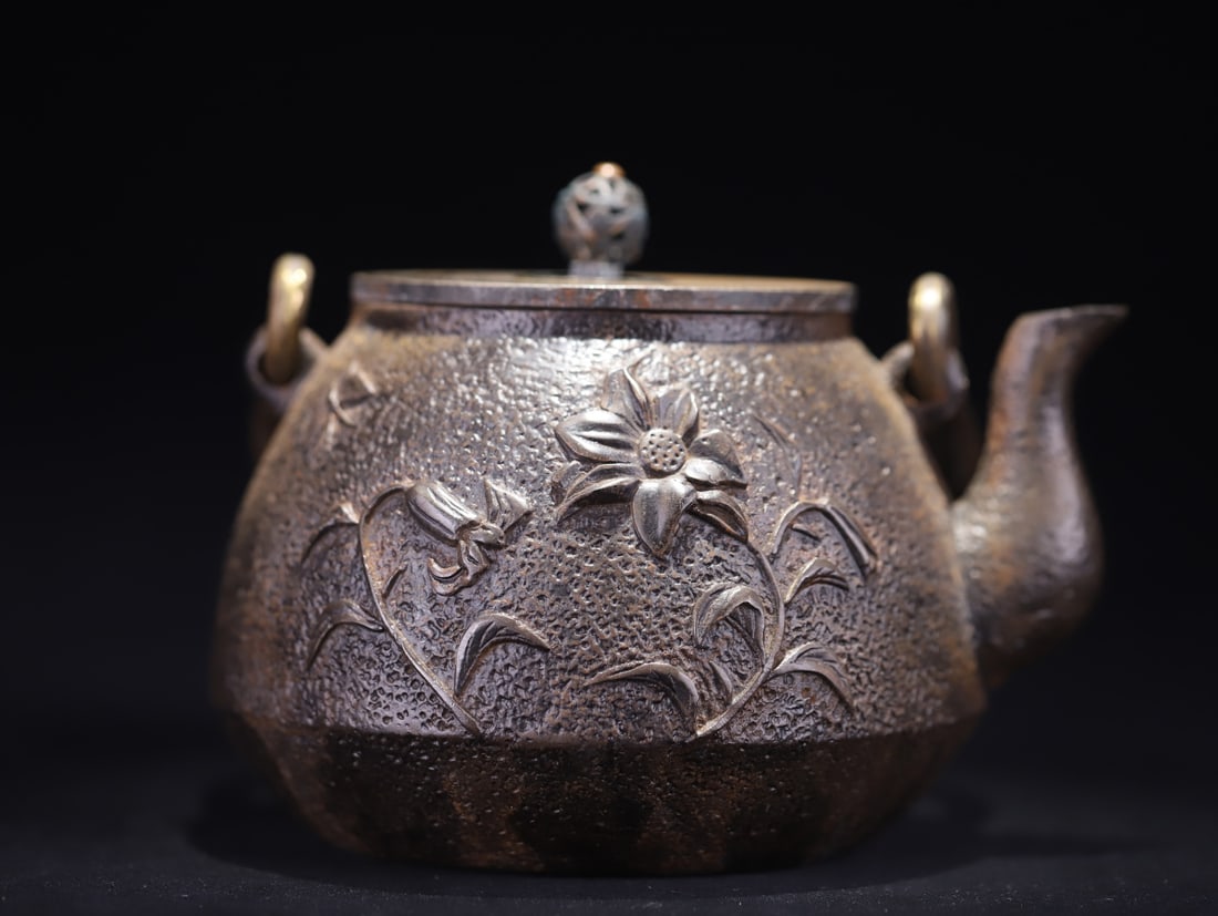 A Japanese lotus pattern old iron kettle - 6