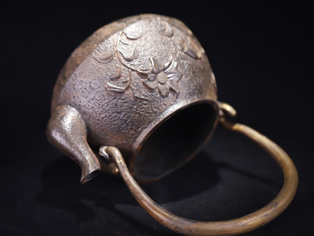 A Japanese lotus pattern old iron kettle - 9