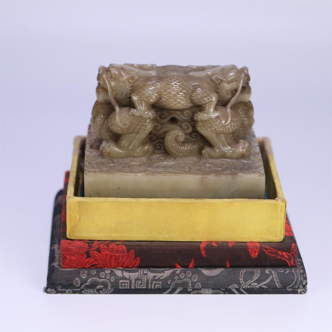A large seal of the Qing Dynasty's Shoushan hibiscus stone crossing dragon buttons: The Qing Dynasty's Shoushan hibiscus stone crossed over the dragon button treasure seal Size:10x10x7.9cmW:1160g (The Dimensions Of All Batches Are Manually Measured.If You Need More Detailed Informati
