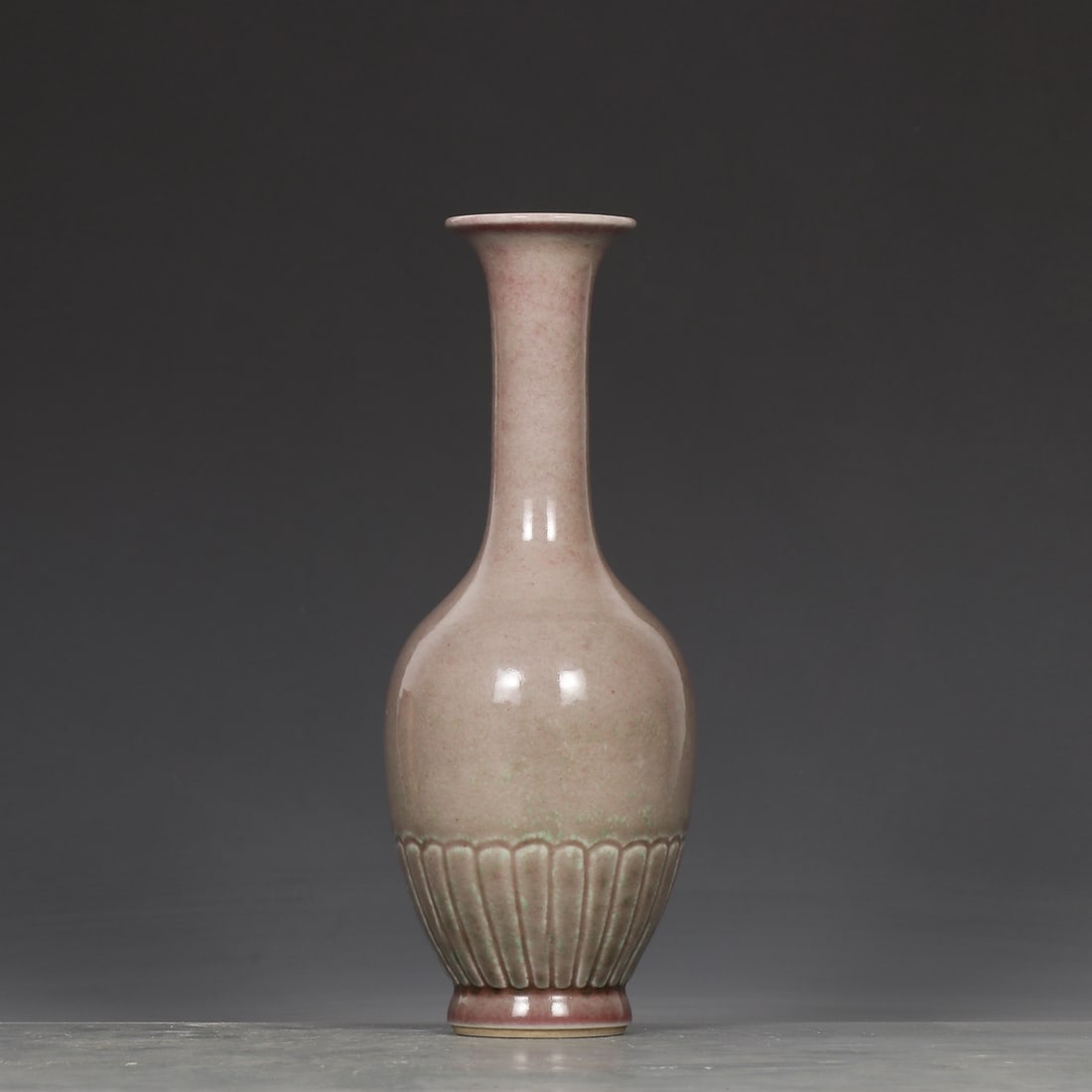 A cowpea red chrysanthemum petal bottle made in the Kangxi period of the Qing Dynasty (1 of 9)