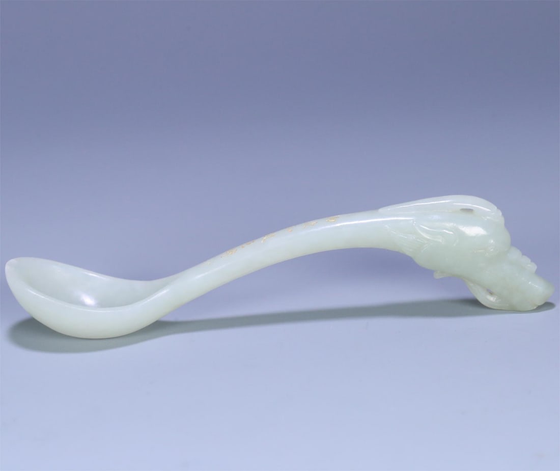 A beautiful Hetian jade dragon head spoon: Exquisite Hetian jade dragon head spoon Size:13.7x2.6x2.9cmW:38.5g (The Dimensions Of All Batches Are Manually Measured.If You Need More Detailed Information, Please Contact Our
