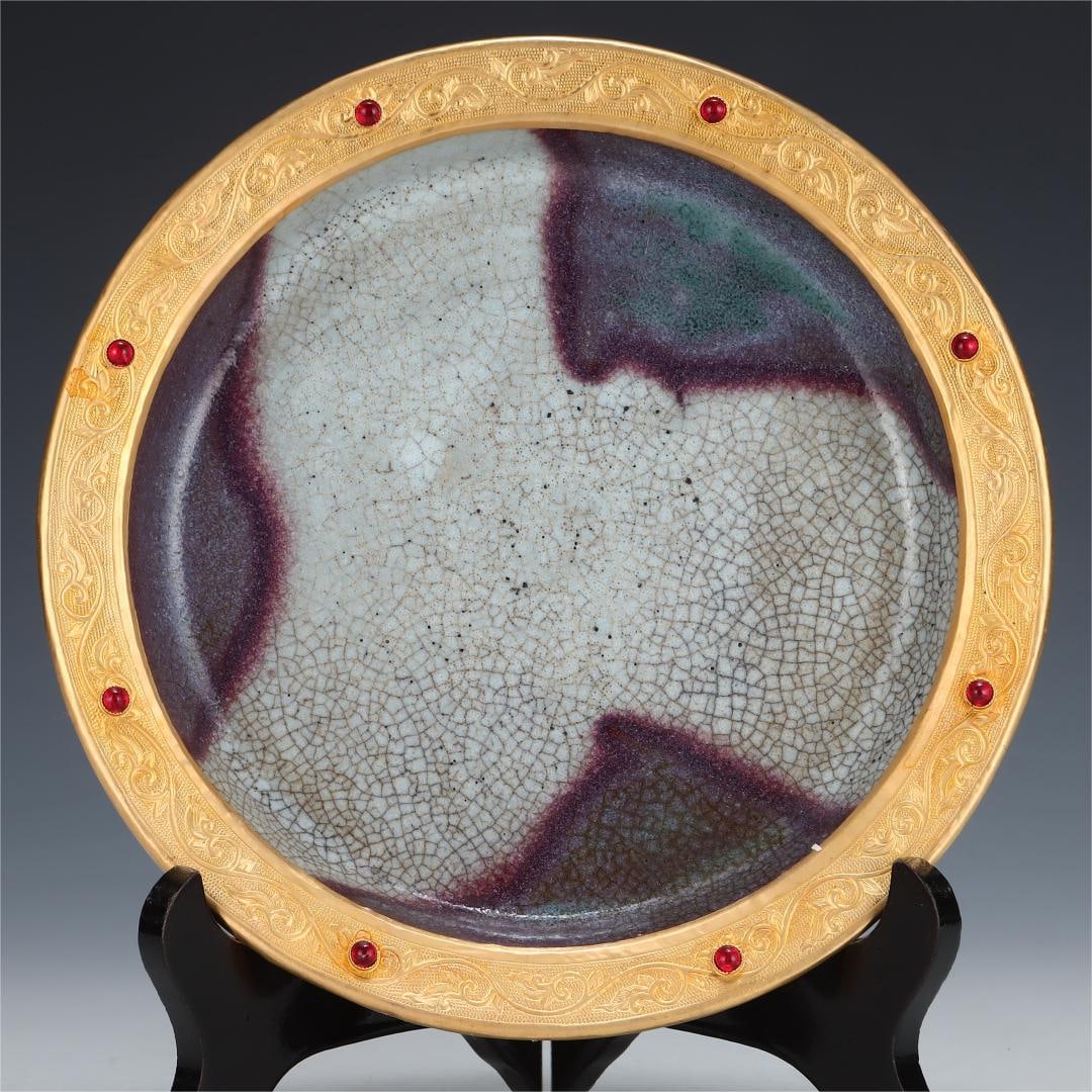 A rose purple glaze gold-engraved gemstone plate of the Jun kiln in the Song Dynasty: The rose purple glaze of the Song Dynasty Jun kiln is engraved with gemstone plates Size:H:3.3cmBellydiameter:20.3cm (The Dimensions Of All Batches Are Manually Measured.If You Need