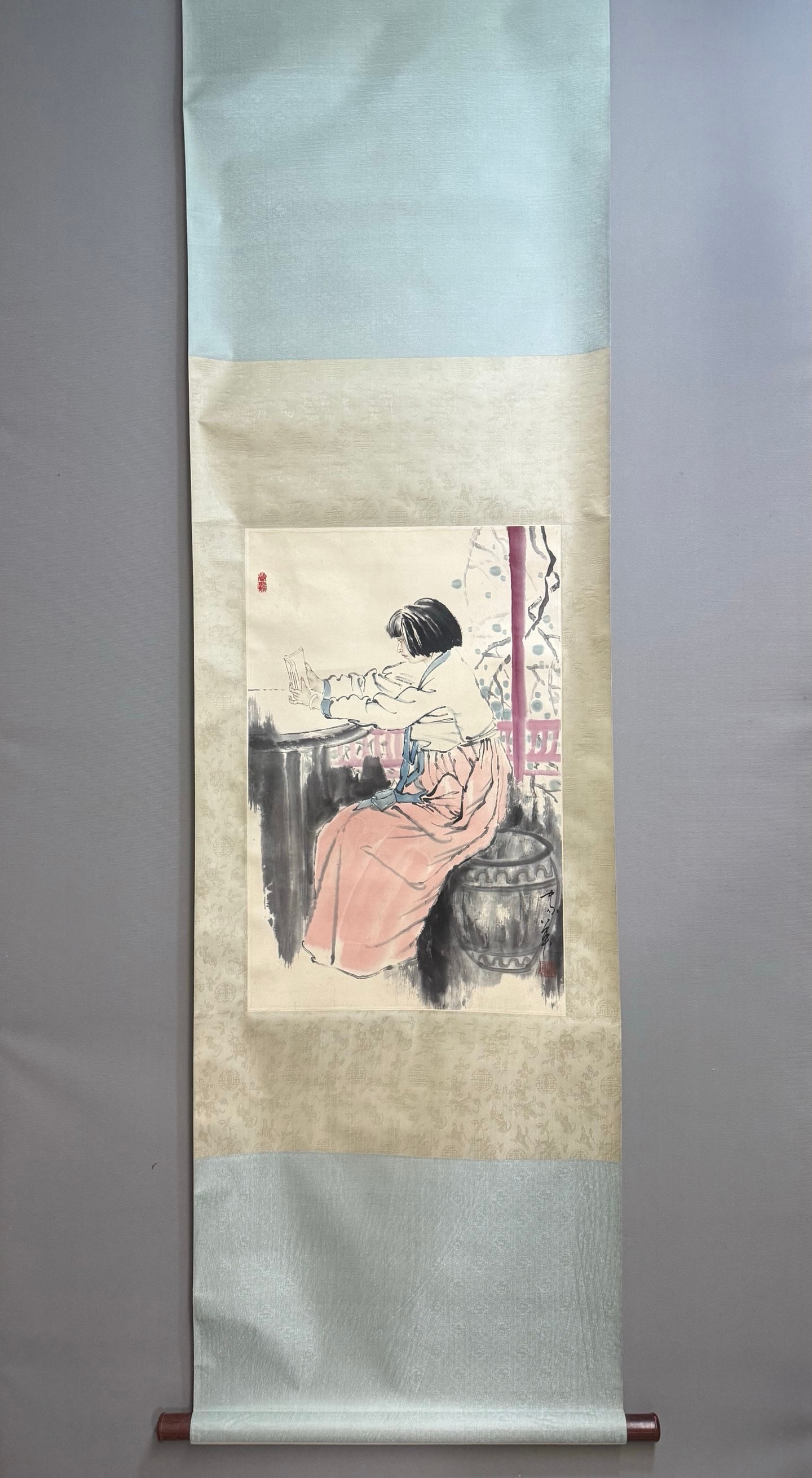 A figure painting by He Jiaying: He Jiaying's figure painting Size:68x45cm (The Dimensions Of All Batches Are Manually Measured.If You Need More Detailed Information, Please Contact Our Customer Service Before