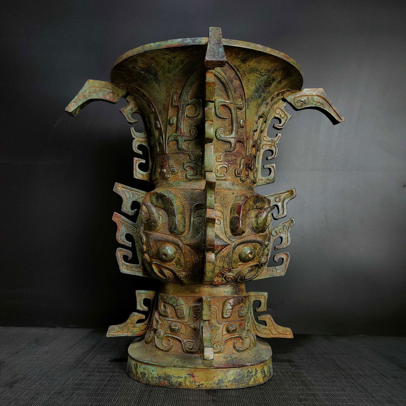 A bronze beast face of the Shang and Zhou dynasties touches the respect (1 of 9)