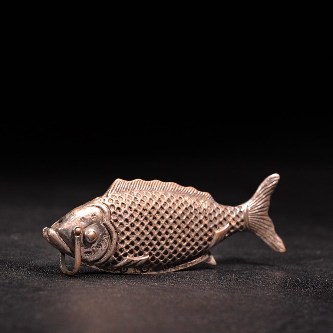 A fine old sterling silver comb every year: Exquisite old sterling silver has more than a comb every year Size:L:7cmW:2.4cmW:52g (The Dimensions Of All Batches Are Manually Measured.If You Need More Detailed Information,