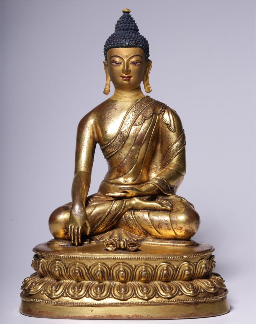 A seated statue of the Buddha in copper gilt in the Qing Dynasty (1 of 10)