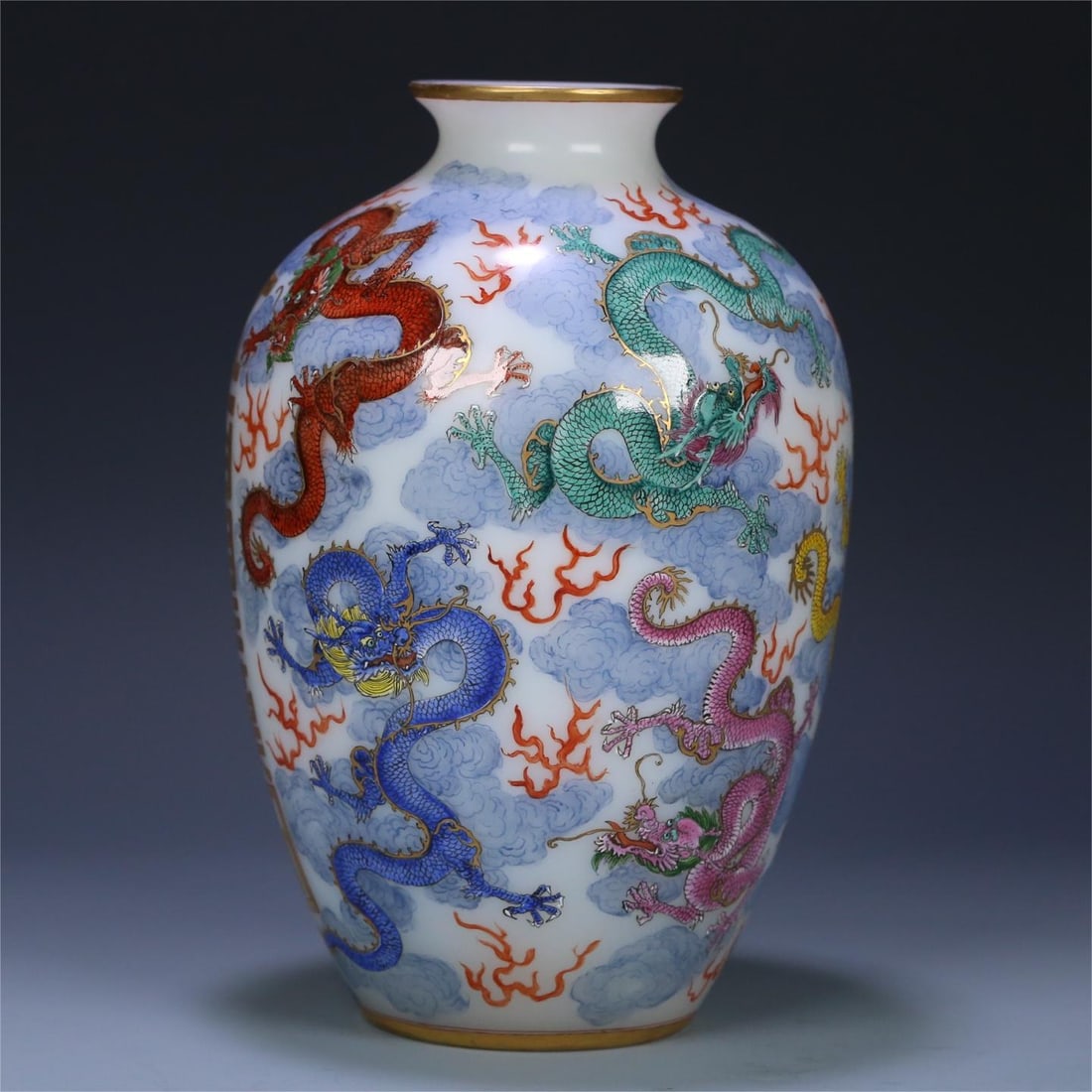 An old Qing Dynasty enamel 500 Arhat dragon pattern vase: The old material of the Qing Dynasty is an enamel color of five hundred Arhat dragon pattern bottles Size:22x14.5cmW:1389g (The Dimensions Of All Batches Are Manually Measured.If