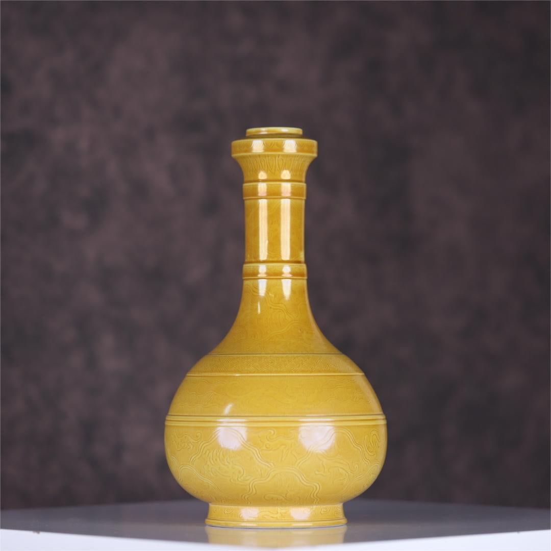 A yellow-glazed dark engraved dragon pattern garlic bottle made in the Kangxi period of the Qing (1 of 9)