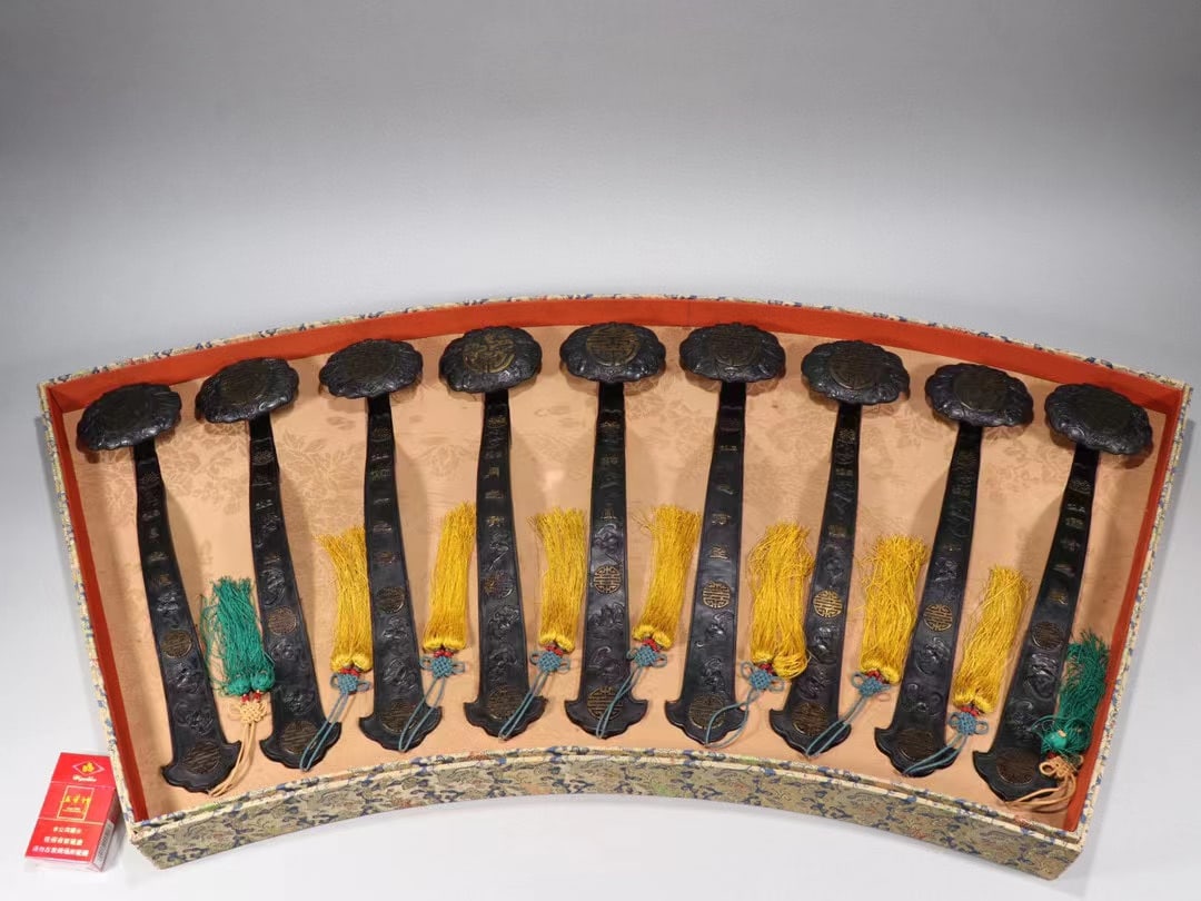 A set of agarwood gold-painted bat pattern nine handles made in the Qianlong period of the Qing: Qing Dynasty Qianlong year agarwood gilded Tuanshou bat pattern nine ruyi handles SIZE:L:42.5cmW:10cmW:212g (The Dimensions Of All Batches Are Manually Measured.If You Need More