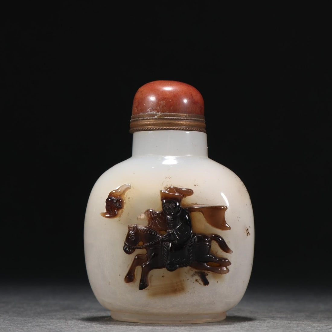 A snuff bottle of Qing Dynasty pretty agate carved character story (1 of 9)