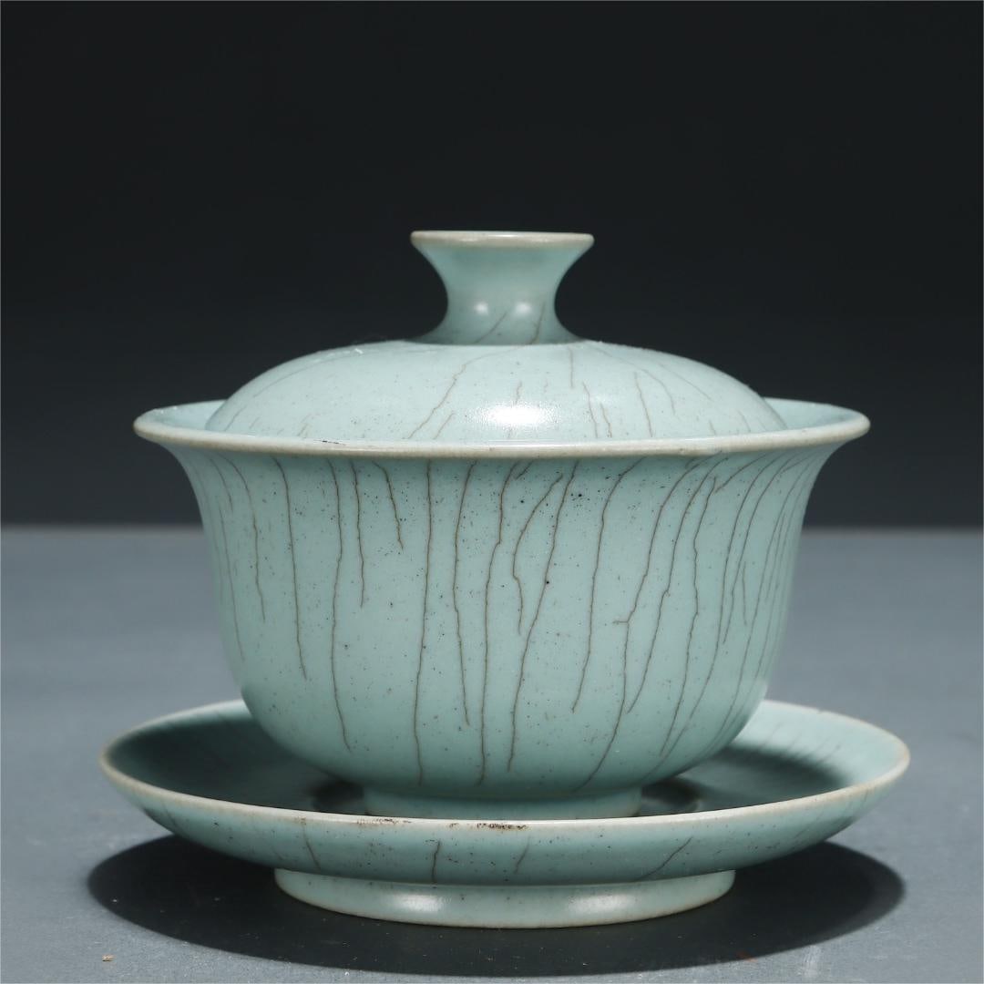 A celadon bowl from the Longquan kiln in the Song Dynasty (1 of 9)