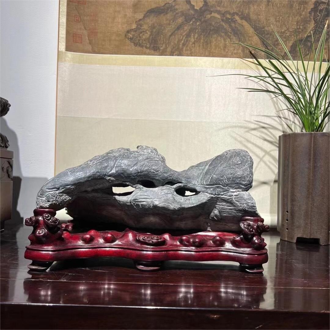 A fine Lingbi stone: Exquisite Lingbi stone Size:L:36cmW:20cmH:20cm (The Dimensions Of All Batches Are Manually Measured.If You Need More Detailed Information, Please Contact Our Customer Service Before Bidding.)