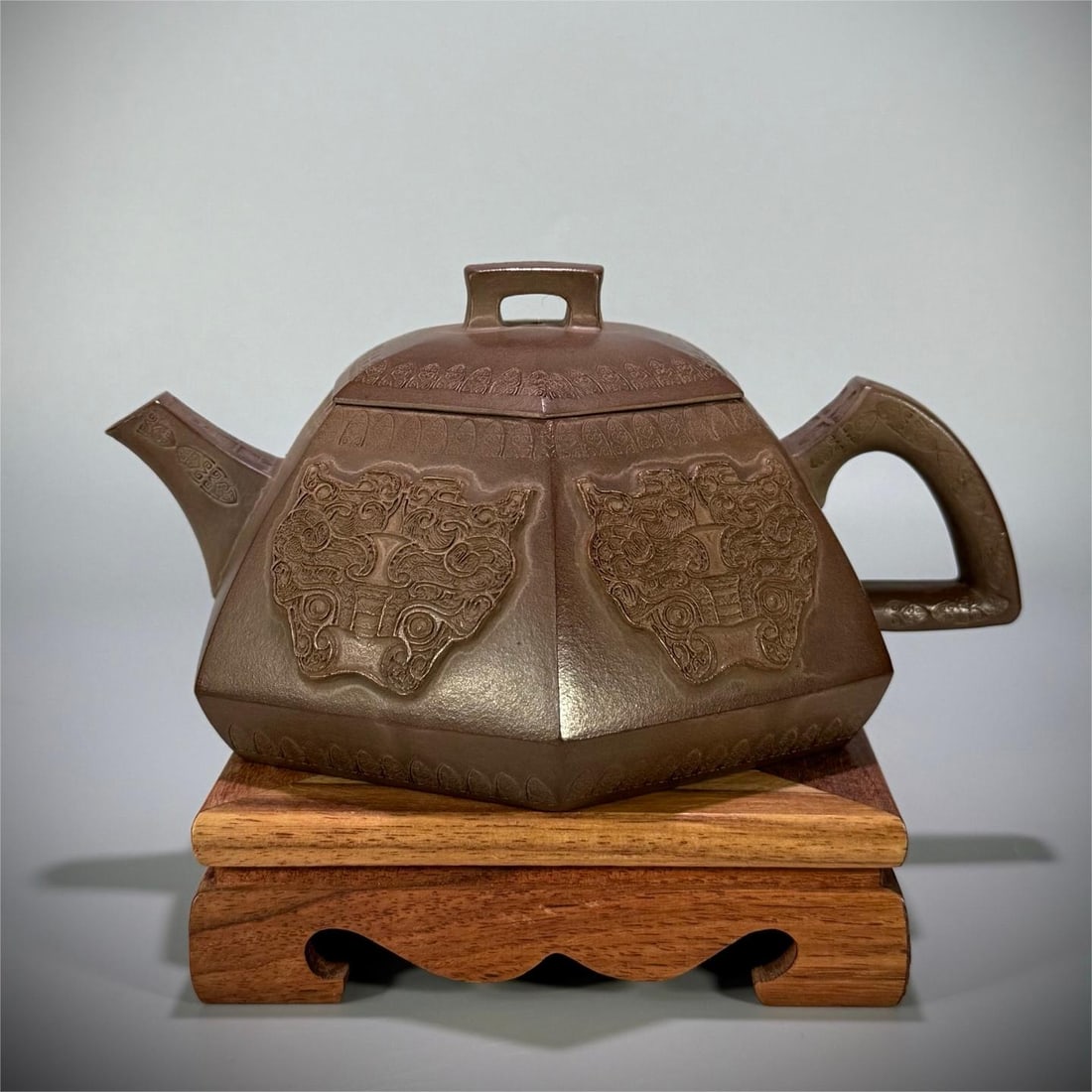 A beautifully printed decal hexagonal pot: Exquisite printed depiction of the hexagonal pot Size:17.9×14.3×8.9cmW:422g (The Dimensions Of All Batches Are Manually Measured.If You Need More Detailed Information, Please