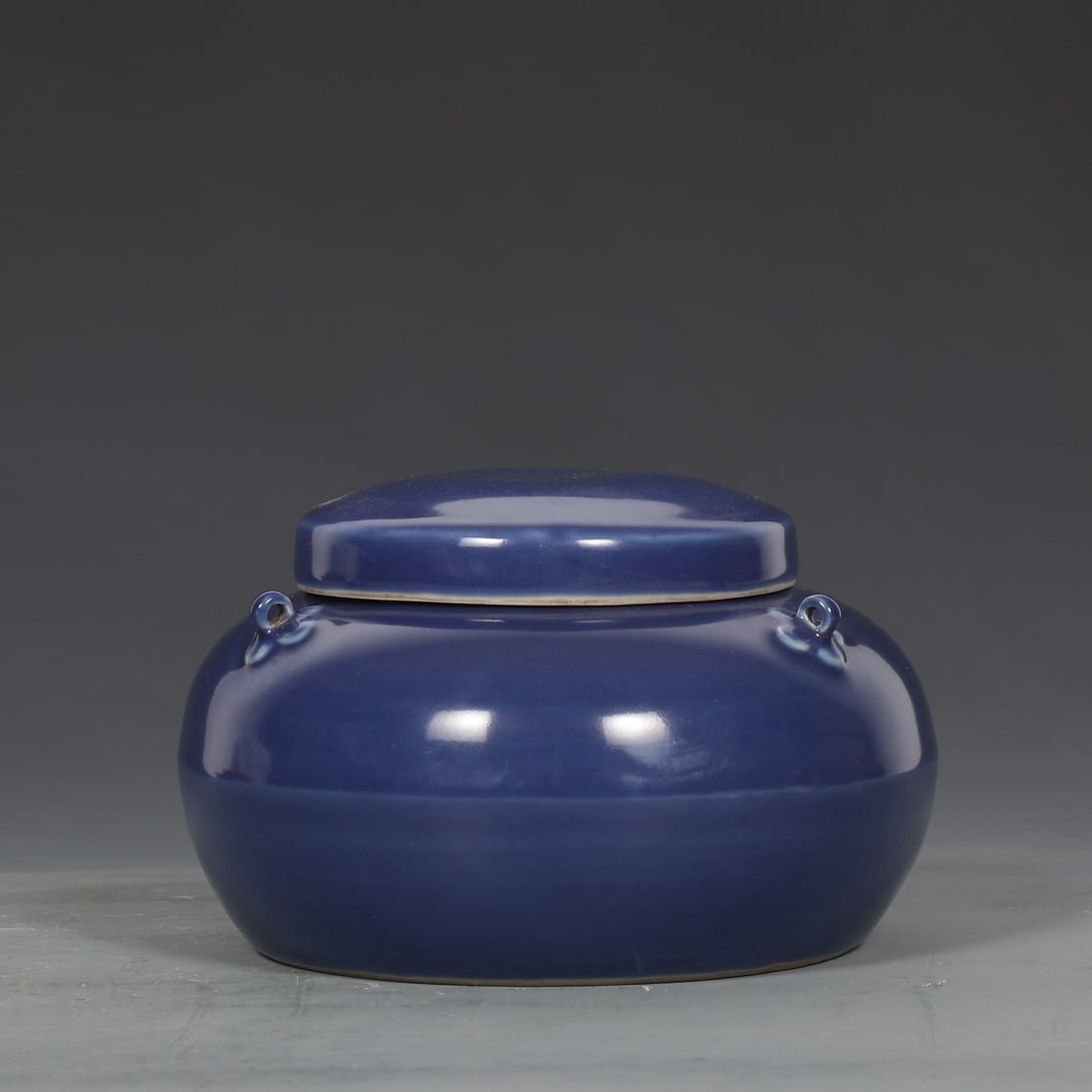 A ruby red glaze three-series lid jar made in the Xuande period of the Ming Dynasty (1 of 9)