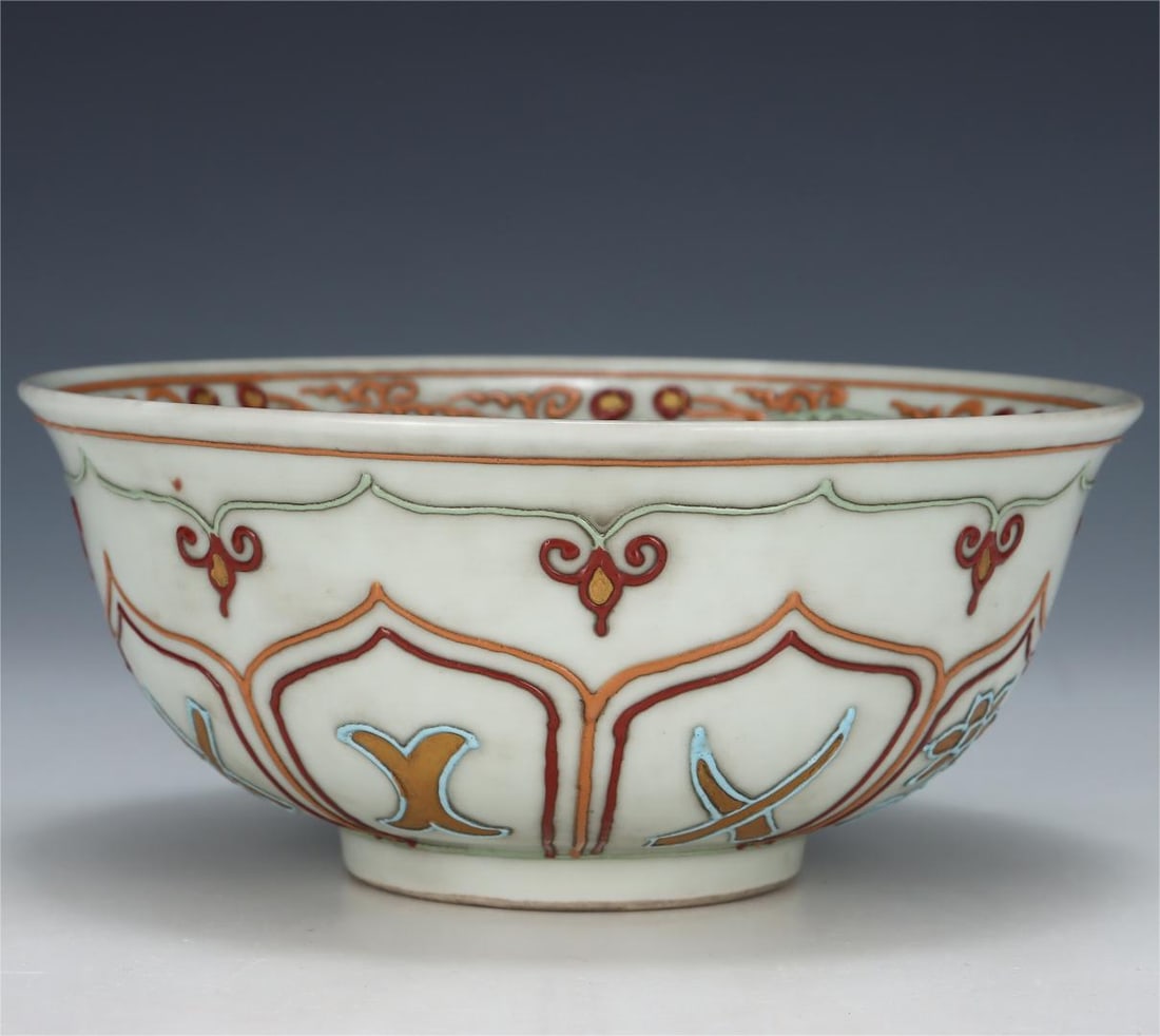 A Yuan Dynasty egg-white glazed multicolored gold bowl (1 of 9)