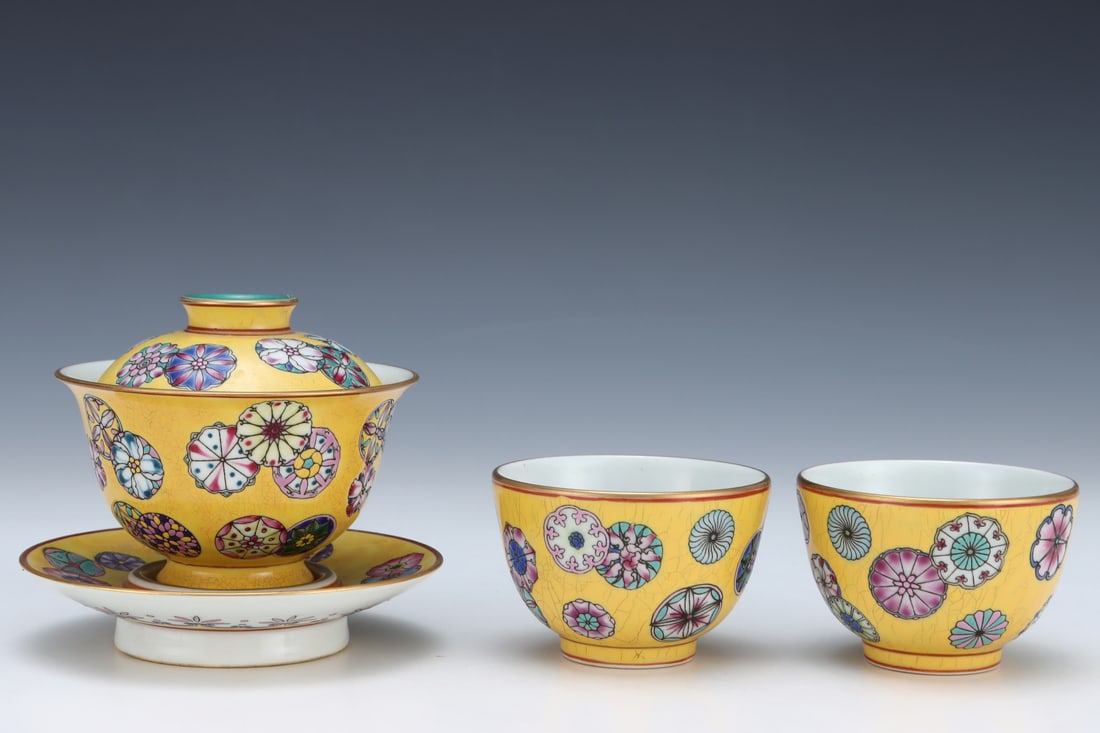 A pair of enamel colored leather balls made in the Qing Dynasty Yongzheng year Gaiwan cups (1 of 9)